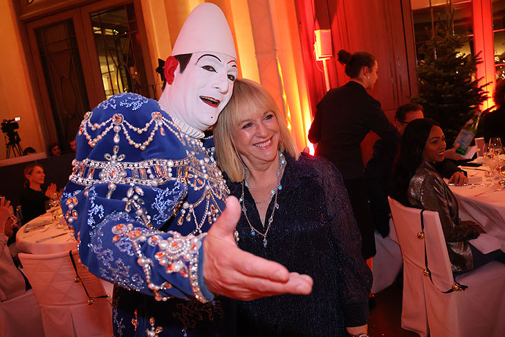 Weißclown Yann Rossi und Patricia Riekel auf der Weihnachtsparty von ARTDECO Kosmetik im Hotel Bayerischer Hof am 05.12.2023 (©Foto: Martin Schmitz)